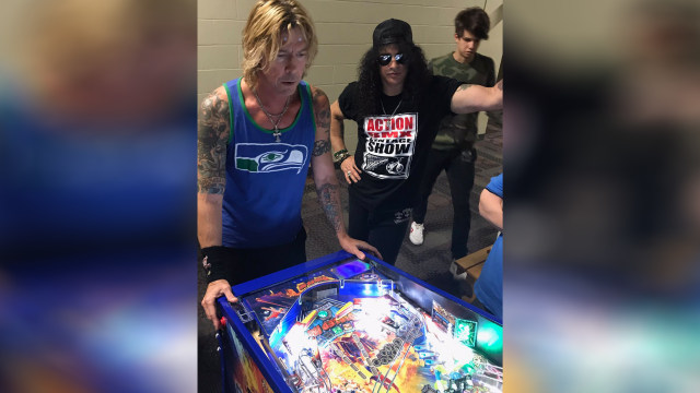 Duff McKagan, Mantan basis GNR bermain pinball bersama Slash. (Foto: Twitter/@JJPinball)