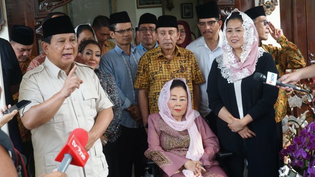 Prabowo usai mengunjungi kediaman (Alm) Gus Dur, Ciganjur, Kamis (13/9/2018). (Foto: Iqbal Firdaus/kumparan)