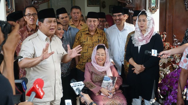 Prabowo usai mengunjungi kediaman (Alm) Gus Dur, Ciganjur, Kamis (13/9/2018). (Foto: Iqbal Firdaus/kumparan)