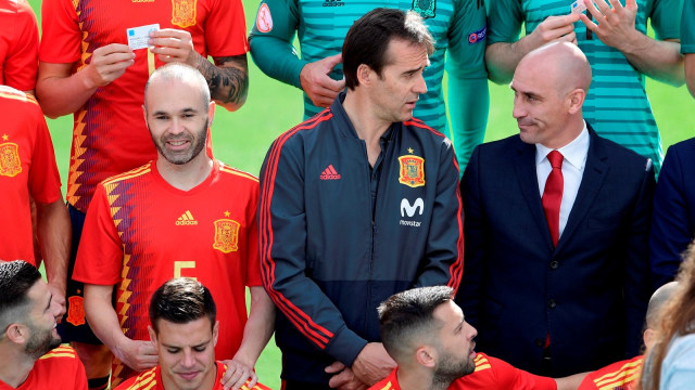 Luis Rubiales berfoto bersama Julen Lopetegui dan skuat Timnas Spanyol. (Foto: AFP/Javier Soriano)