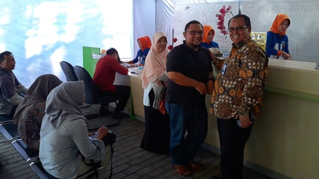 Direktur Utama BRI Syariah, Moch. Hadi Santoso (mengenakan batik) berbincang dengan nasabah BRI Syariah di salah satu kantor cabang di Lombok. (Foto: Dok. BRI Syariah)