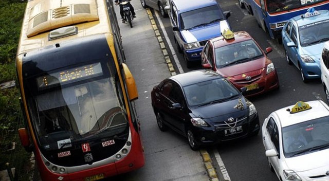 Hindari 7 Kebiasaan Buruk Mengemudi Mobil Orang Indonesia