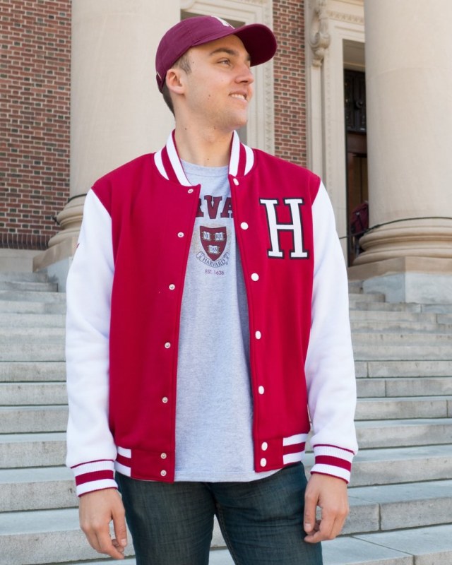 Jaket varsity Harvard (Foto: theharvardshop.com)