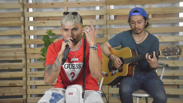 Penyanyi hip hop, Roy Ricardo, live di kumparan, Jakarta, Kamis (13/9/2018). (Foto: Nadia K. Putri)