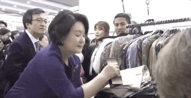 Ibu Negara Kim Jung-sook Membayar Barang Belanjaan (Foto: Twitter/TheBlueHouseKR)