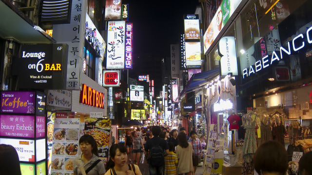 Pasar Myeongdong pada malam hari (Foto: Flickr/Adrian Perez)
