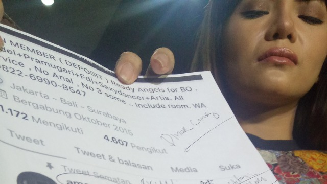 Dinar Candy laporkan akun prostitusi online di Polda Metro Jaya, Kamis (13/9). (Foto: Ainul Qalbi/kumparan)