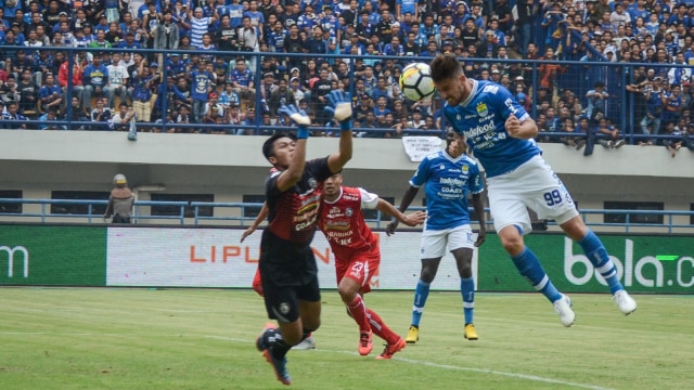 Jonathan Bauman menanduk bola dalam laga Persib Bandung vs Arema FC. (Foto: Raisan Al Farisi/Antara)