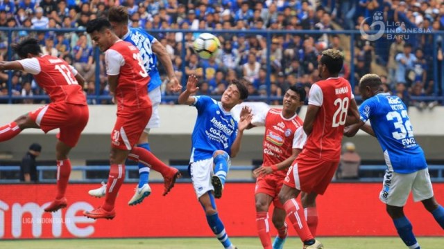 Oh In-kyun menerima pengawalan ketat dalam laga Persib vs Arema. (Foto: Dok. Liga Indonesia)