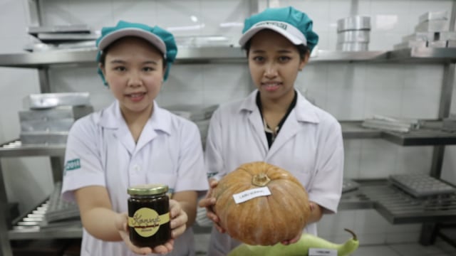 Sekelompok mahasiswi teknologi pangan, Fakultas Teknik Pertanian Unika Widya Mandala, Surabaya, membuat inovasi selai dalam kombinasi kopi dan labu, Kamis (13/9/2018). (Foto: Phaksy Sukowati/kumparan)