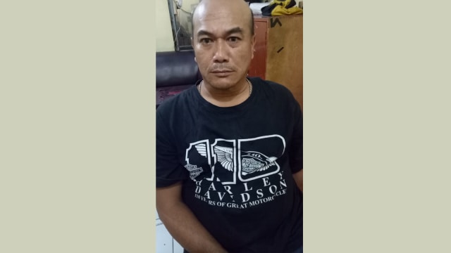 Sopir Ketua DPRD Surabaya yang ditangkap karena mengonsumsi sabu, Hendrik, Rabu (12/9/2018). (Foto: Phaksy Sukowati/kumparan)