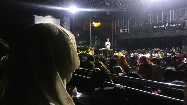 Kajian agama oleh Gus Miftah di Boshe Yogyakarta, Jumat (14/9/2018). (Foto: Arfiansyah Panji Purnandaru/kumparan)