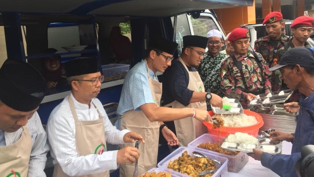 Cawapres RI, Sandiaga Uno, melayani santap siang kepada kaum dhuafa di kantor PP Muhammadiyah, Jakarta Pusat, Jumat (14/9/2018). (Foto: Ricad Saka/kumparan)