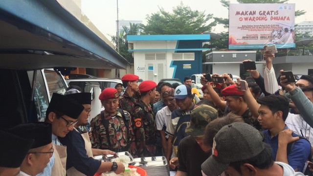 Cawapres RI, Sandiaga Uno, melayani santap siang kepada kaum dhuafa di kantor PP Muhammadiyah, Jakarta Pusat, Jumat (14/9/2018). (Foto: Ricad Saka/kumparan)