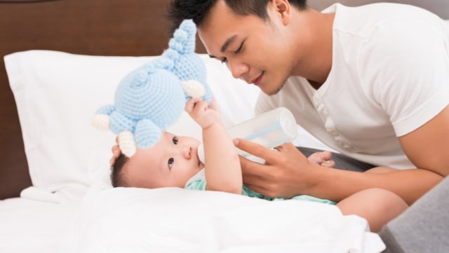 Ilustrasi Ayah memberi susu pada bayi (Foto: Shutterstock)