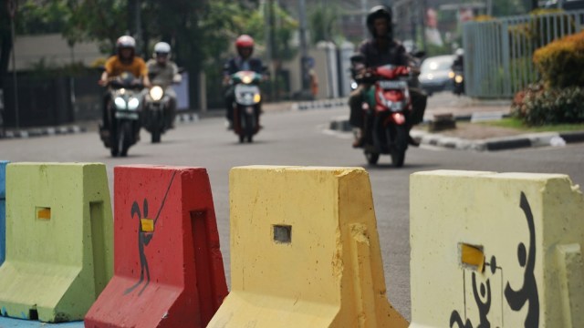 Separator warna warni di depan Taman Proklamator. (Foto: Jamal Ramadhan/kumparan)