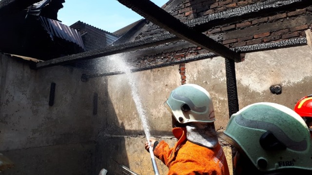 Gudang SMPN 42 Surabaya terbakar (Foto: Phaksy Sukowati/kumparan)