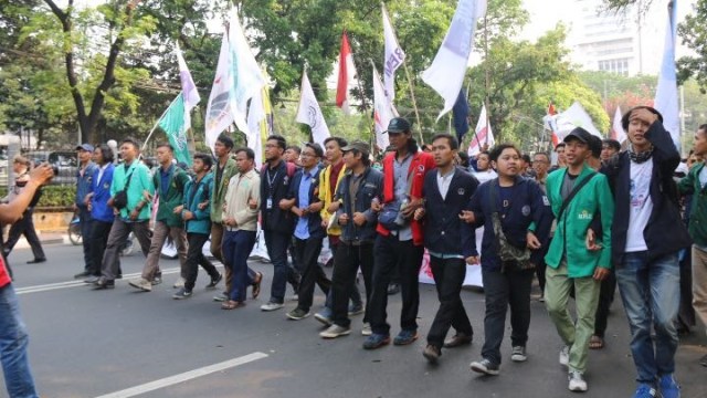 Sejumlah mahasiswa dari berbagai universitas melakukan aksi demonstrasi dollar di depan Gedung Kementrian Keuangan, Jakarta, Jumat (14/9/2018). (Foto: Eny Immanuella Gloria/kumparan)