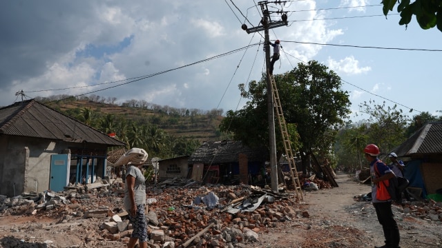 Penyambungan listrik korban gempa Lombok  (Foto: Dok. PLN)