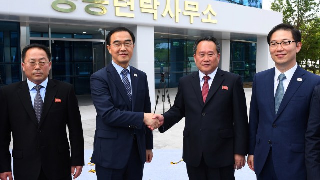 Menteri unifikasi Korea Selatan Cho Myoung-gyon (kiri) bersalaman dengan rekan Korea Utara Ri Son Gwon (kanan) saat upacara pembukaan kantor penghubung bersama di Kaesong. (Foto: AFP/KOREA POOL)