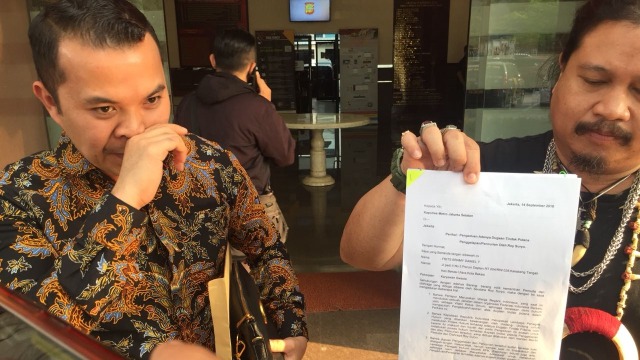 Frits Bramy Daniel (kanan) dan Kuasa Hukum Muhammad Zakir Rasyidin melaporkan Roy Suryo terkait aset negara ke Polres Metro Jakarta Selatan. (Foto: Ferry Fadhlurrahman/kumparan)