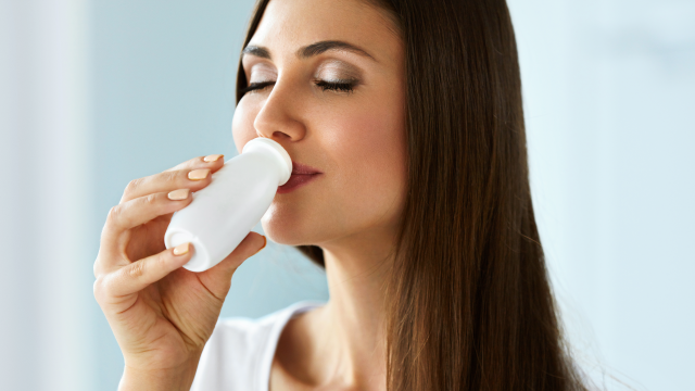 Ilustrasi minum minuman probiotik (Foto: Shutterstock)