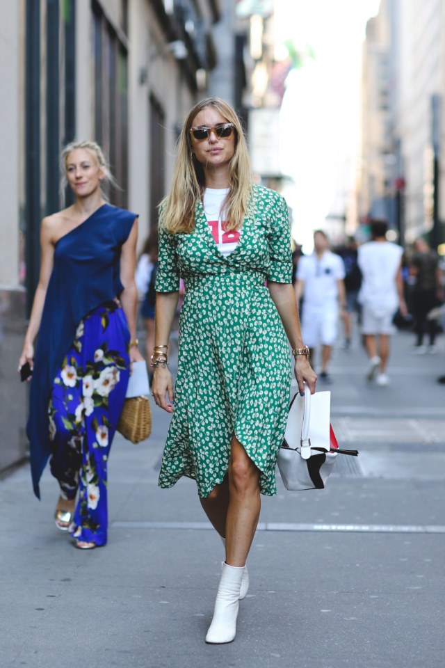 Tips Kombinasikan Dress dan Ankle Boots 
