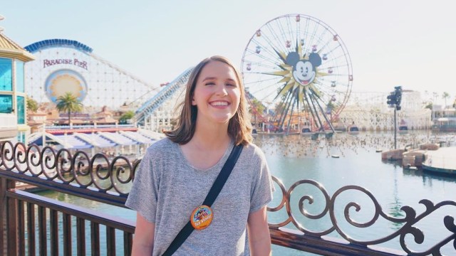 Taylor Demonbreun di Disneyland (Foto: Instagram/trekwithtaylor)