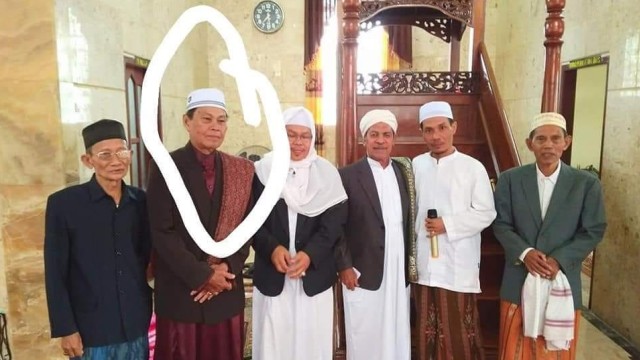 Imam Sholat Jumat di Masjid Jami Sampit (dua kiri), Kabupaten Kotawaringin Timur, Kalimantan Tengah, meninggal dunia dalam keadaan sujud. (Foto: Dok. Supriadi)