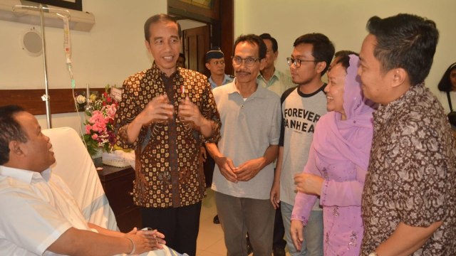 Presiden Jokowi saat menjenguk Insiator Mobil Esemka di Jogja. (Foto: Dok. Humas PT Kiat Mahesa Wintor Indonesia/Muh Isnaini )