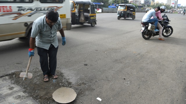 Dadarao Bilhore, menambal lubang jalanan di India. (Foto: AFP/INDRANIL MUKHERJEE )