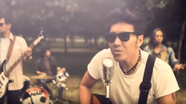 David 'Naif' di video klip lagu 'Karena Kamu Cuma Satu' (Foto: YouTube NAIFband Indonesia)