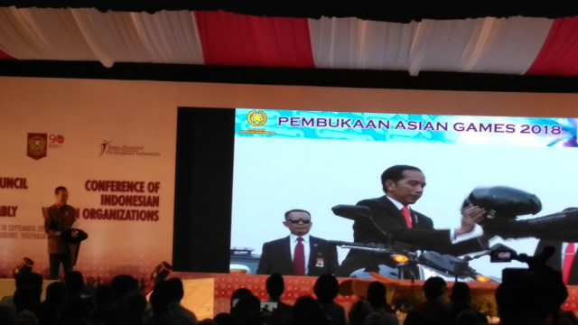 Presiden Jokowi membuka acara Temu Nasional Kongres Wanita Indonesia ke-90 dan Sidang Umum International Council of Woman (ICW) ke-35, Yogyakarta, Jumat (14/9). (Foto: Arfiansyah Panji P/kumparan )