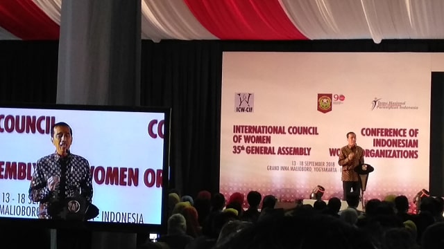 Presiden Jokowi membuka acara Temu Nasional Kongres Wanita Indonesia ke-90 dan Sidang Umum International Council of Woman (ICW) ke-35, Yogyakarta, Jumat (14/9). (Foto: Arfiansyah Panji P/kumparan )