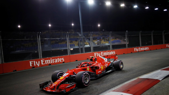 Kimi Raikkonen saat menjalani latihan bebas kedua Formula 1 GP Singapura di Sirkuit Marina Bay. (Foto: REUTERS/Kim Hong-Ji)
