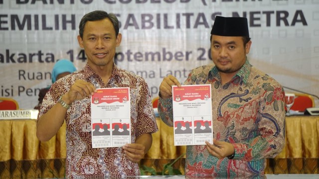 Anggota Bawaslu, Muhamad Afifudin (kanan) bersama anggota Komisioner KPU Pramono Ubaid Tanthowi memperlihatkan desain surat suara. (Foto: Jamal Ramadhan/kumparan)