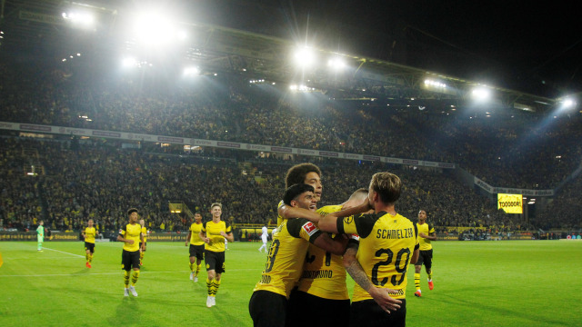 Pemain Dortmund rayakan gol Marius Wolf ke gawang Frankfurt. (Foto: REUTERS/Leon Kuegeler)