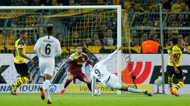 Sebastian Haller cetak gol penyama kedudukan di laga Dortmund vs Frankfurt. (Foto: REUTERS/Leon Kuegeler)