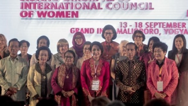 Presiden RI Joko Widodo berfoto bersama saat pembukaan Sidang Umum International Council of Women di Yogyakarta, Jumat (14/9/2018).  (Foto: ANTARA FOTO/Andreas Fitri Atmoko)