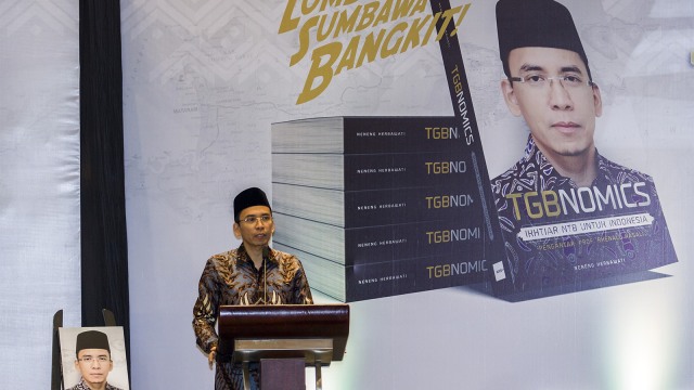 Gubernur Nusa Tenggara Barat, Tuan Guru Bajang (TGB) Muhammad Zainul Majdi berikan sambutan saat acara penggalangan dana untuk Lombok-Sumbawa. (Foto: ANTARA FOTO/Galih Pradipta)