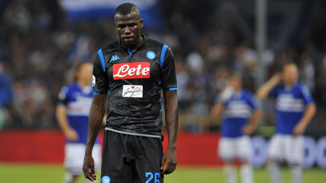 Bek Napoli, Kalidou Koulibaly, tertunduk lesu saat timnya dikalahkan Sampdoria. (Foto: Reuters/Jennifer Lorenzini)
