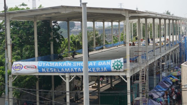 Pekerja kontruksi di pembangunan skybridge di Jalan Jati Baru, Tanah Abang, Jakarta, Sabtu (15/9/2018). (Foto: Jamal Ramadhan/kumparan)