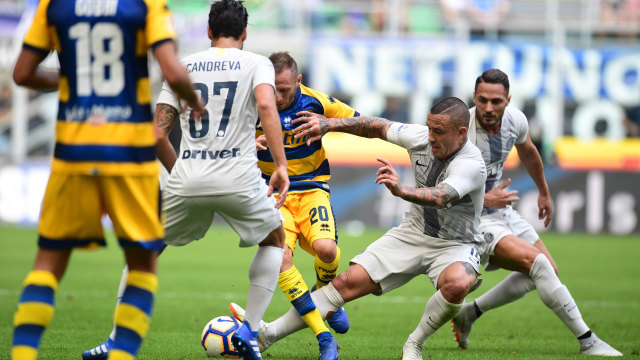 Radja Nainggolan dan Candreva di laga vs Parma. (Foto: Miguel MEDINA / AFP)