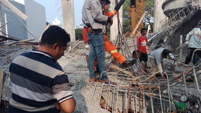 Pekerja yang tertimpa bangunan di Jakarta Utara ditemukan meninggal. (Foto: Dok. Istimewa)