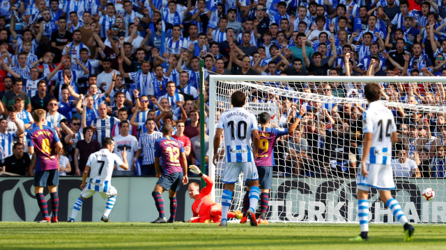 Proses terciptanya gol pertama Sociedad ke gawang Barcelona. (Foto: REUTERS/Paul Hanna)
