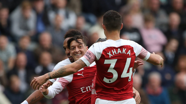 Oezil dan Xhaka hadirkan kemenangan untuk Arsenal. (Foto: REUTERS/Scott Heppell )
