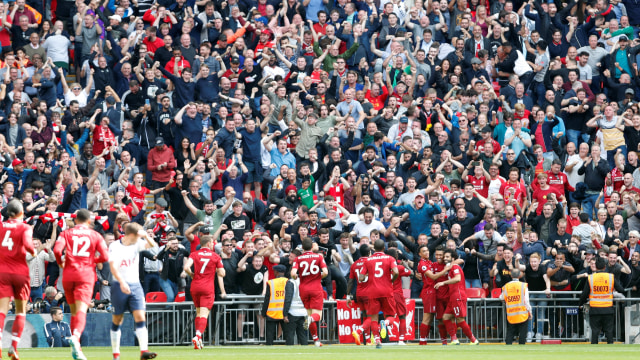 Liverpool merayakan kemenangan di Wembley Stadium. (Foto: Reuters/Paul Childs)