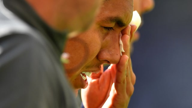 Roberto Firmino menutup mata kirinya dengan kapas setelah ditusuk Jan Vertonghen. (Foto: REUTERS/Dylan Martinez)