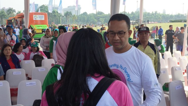 Gubernur DKI Jakarta, Anies Baswedan, dan istri, Fery Farhati Ganis (kiri, berhijab merah muda), menghadiri acara kampanye nasional pencegahan stunting di Monas, Jakarta Pusat, Minggu (16/9/2018). (Foto: Fachrul Irwinsyah/kumparan)