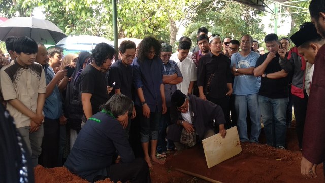 Pemakaman Debby Nasution (Foto: Alexander Vito/kumparan)